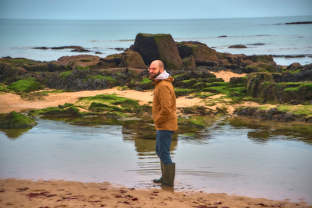 Femme portant des cuissardes avec élégance