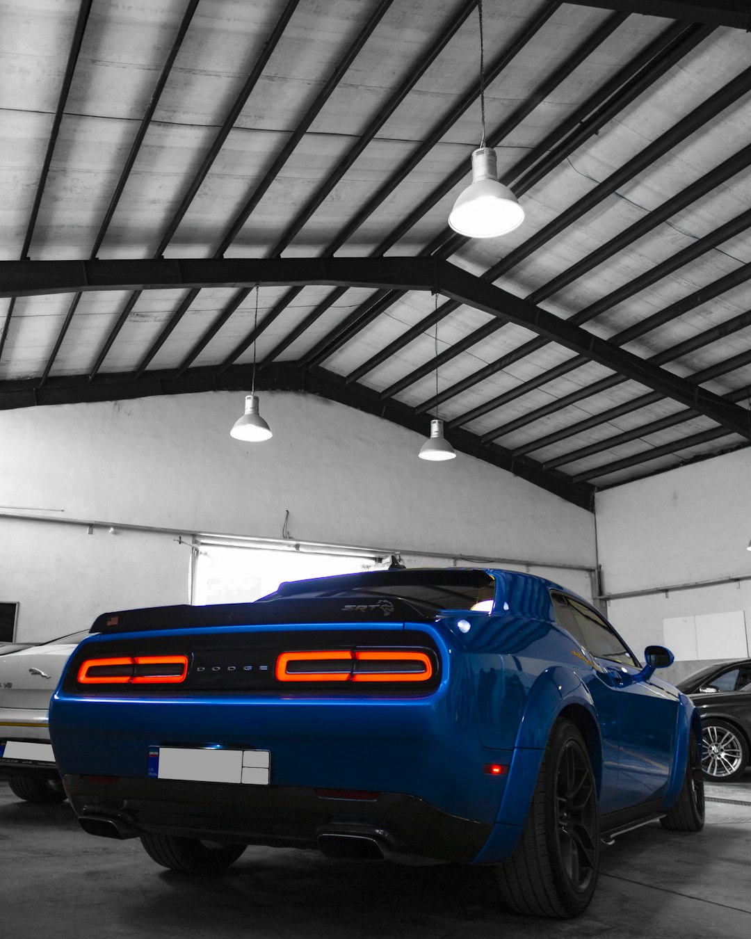 Femme forte posant un ultimatum et prenant une décision face à un homme indécis