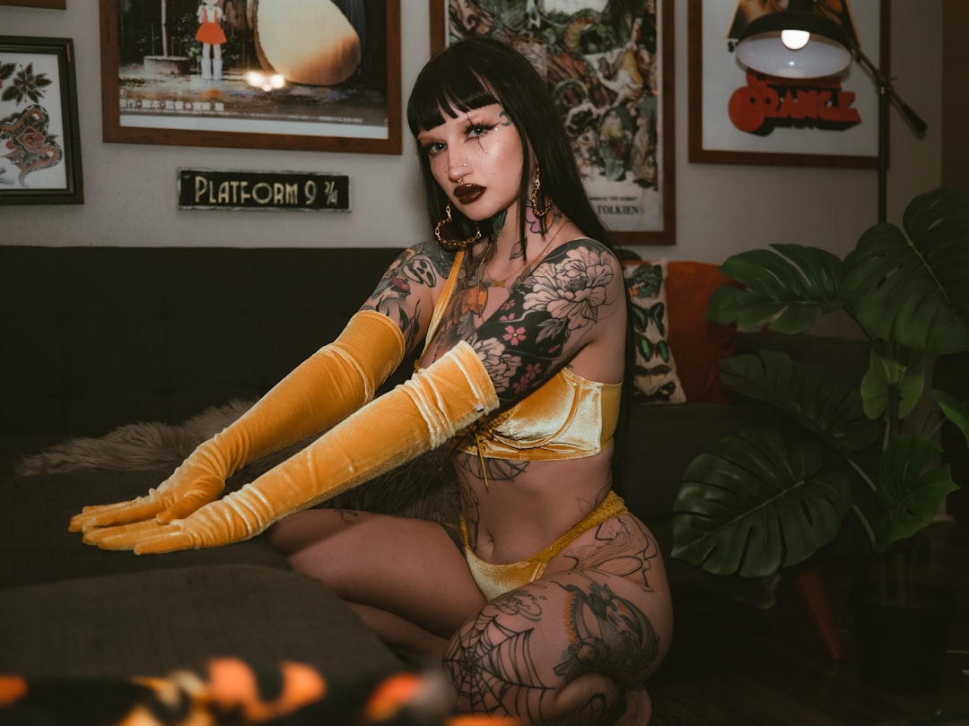 Tatouage main femme designs sensation populaires