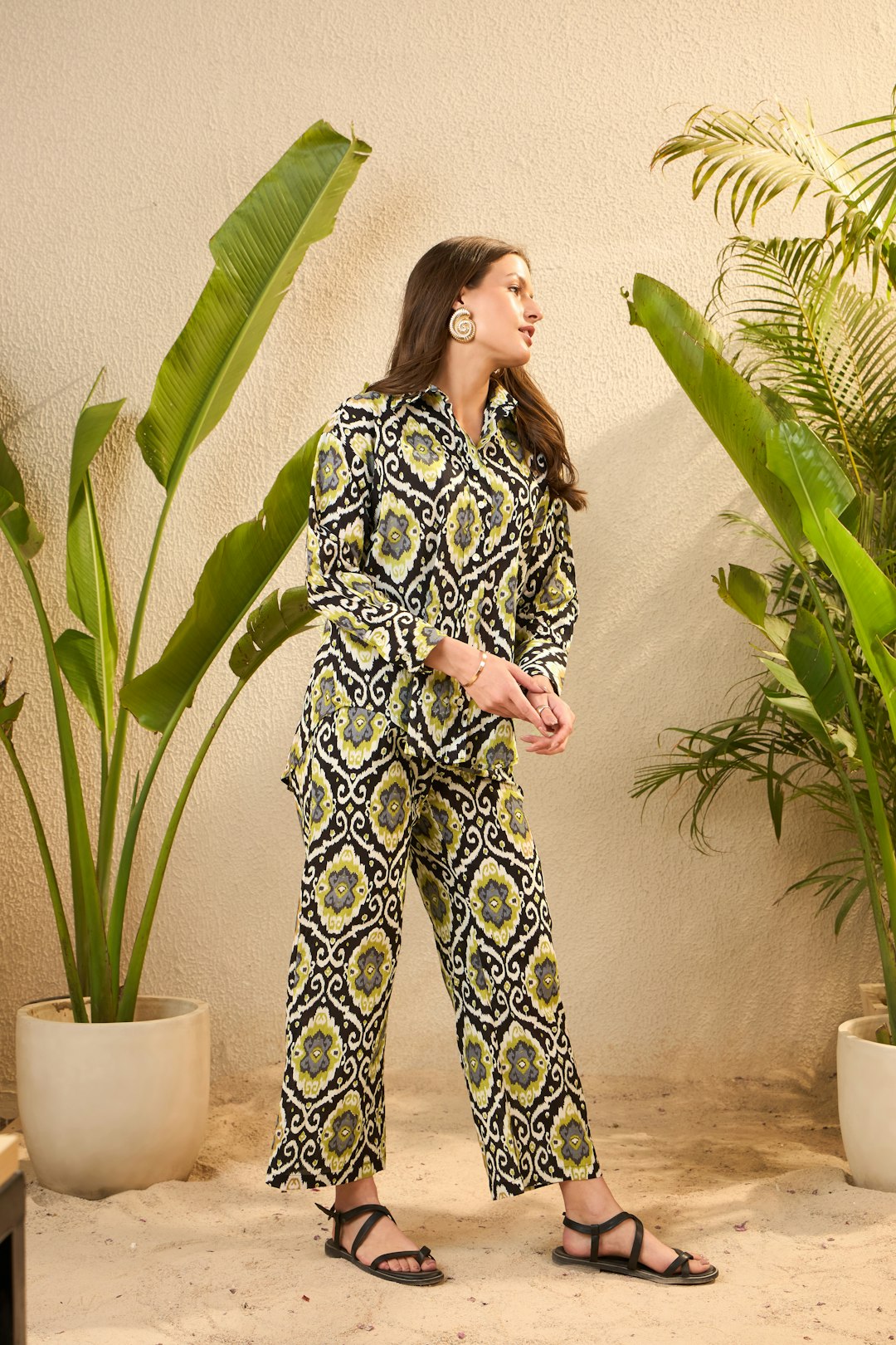 Tenue stylisée morphologie H femme élégante