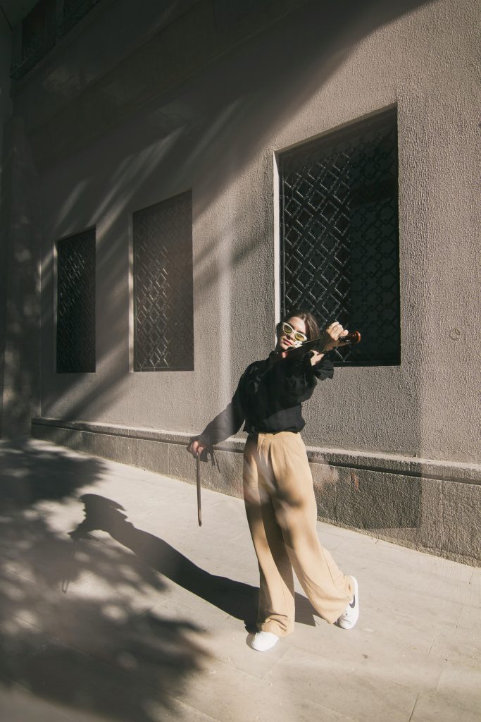 Stylish woman posant en extérieur dans un environnement urbain avec un éclairage dramatique