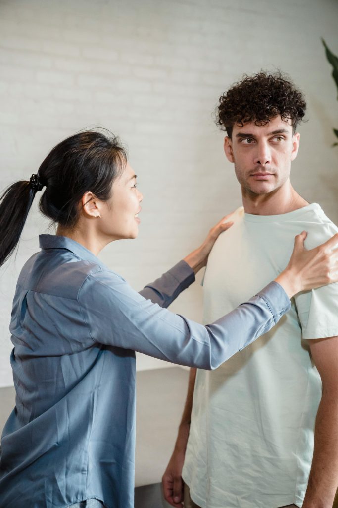 Un jeune couple en pleine conversation tendue, illustrant des défis relationnels.