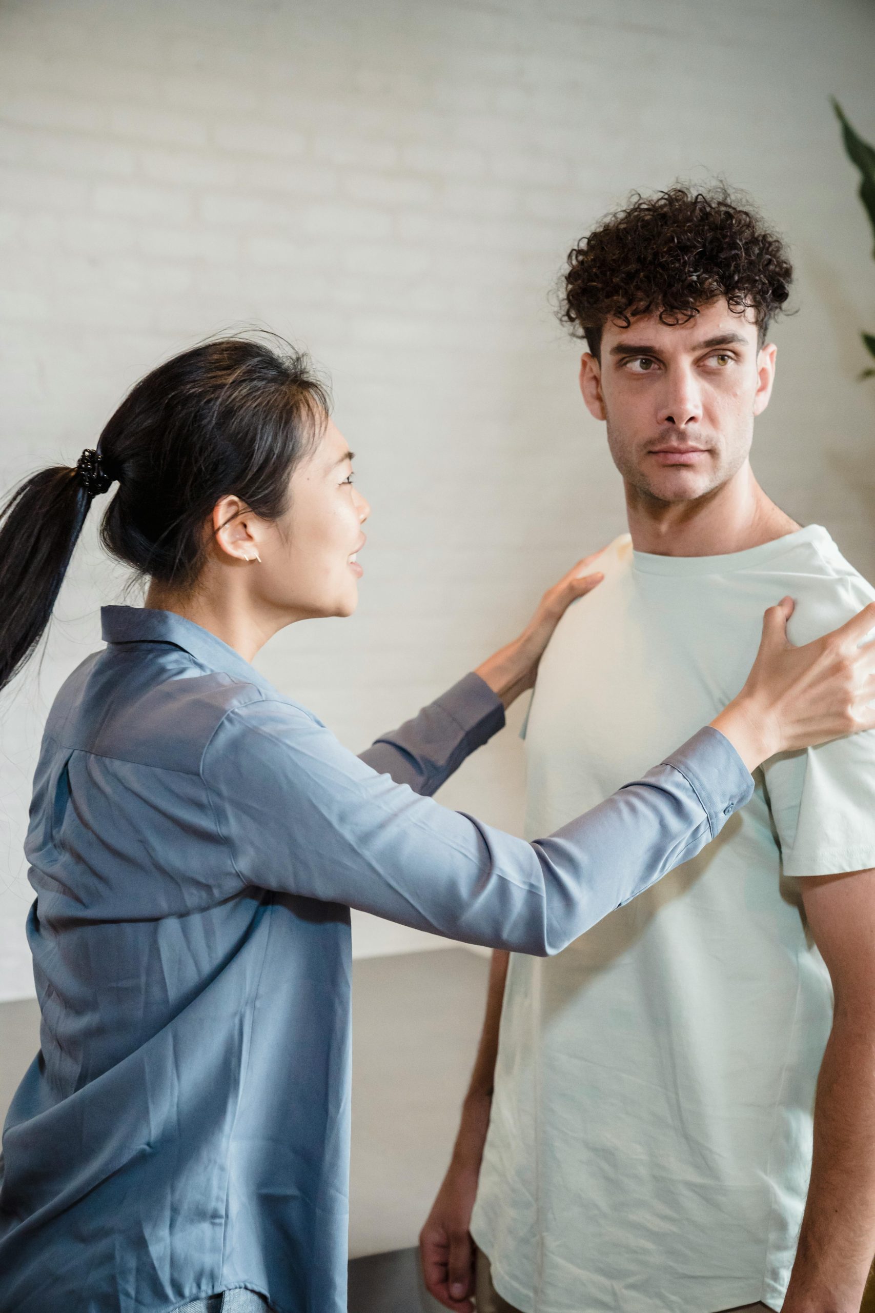 Un jeune couple en pleine conversation tendue, illustrant des défis relationnels.