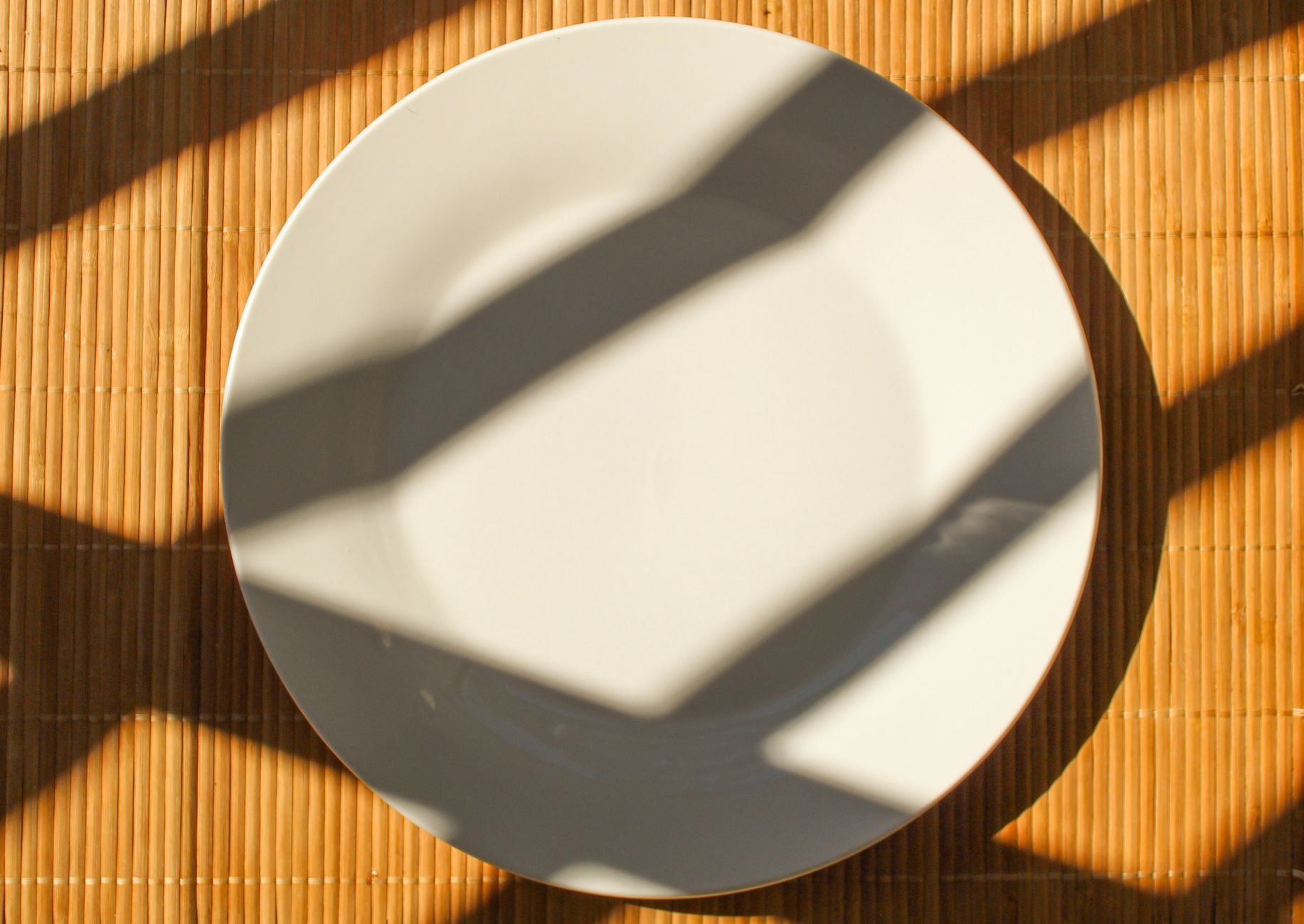 Assiette vide symbolisant la fenêtre de jeûne
