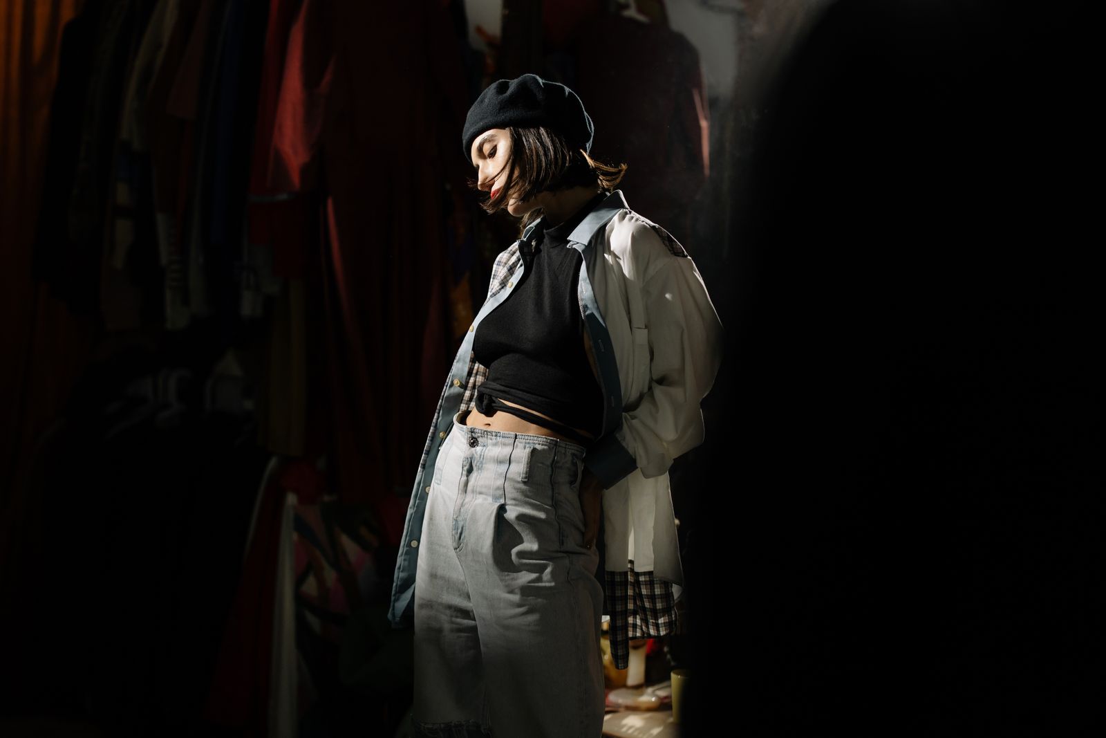 Femme en béret et tenue vintage