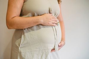Femme enceinte tenant son ventre