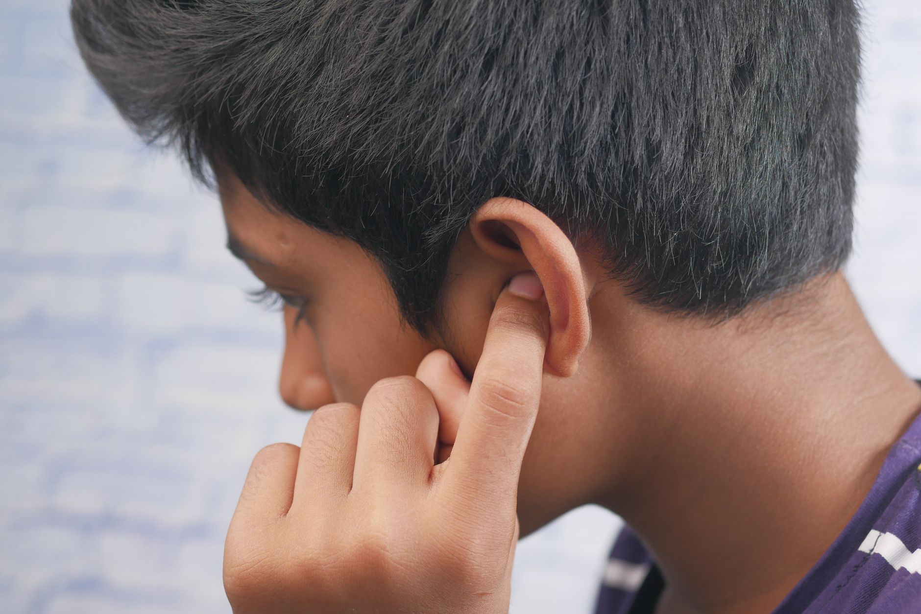 Profil d'une personne la main sur l'oreille