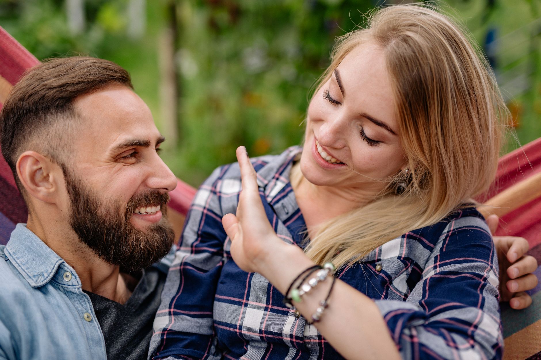 Couple souriant assis dans un hamac