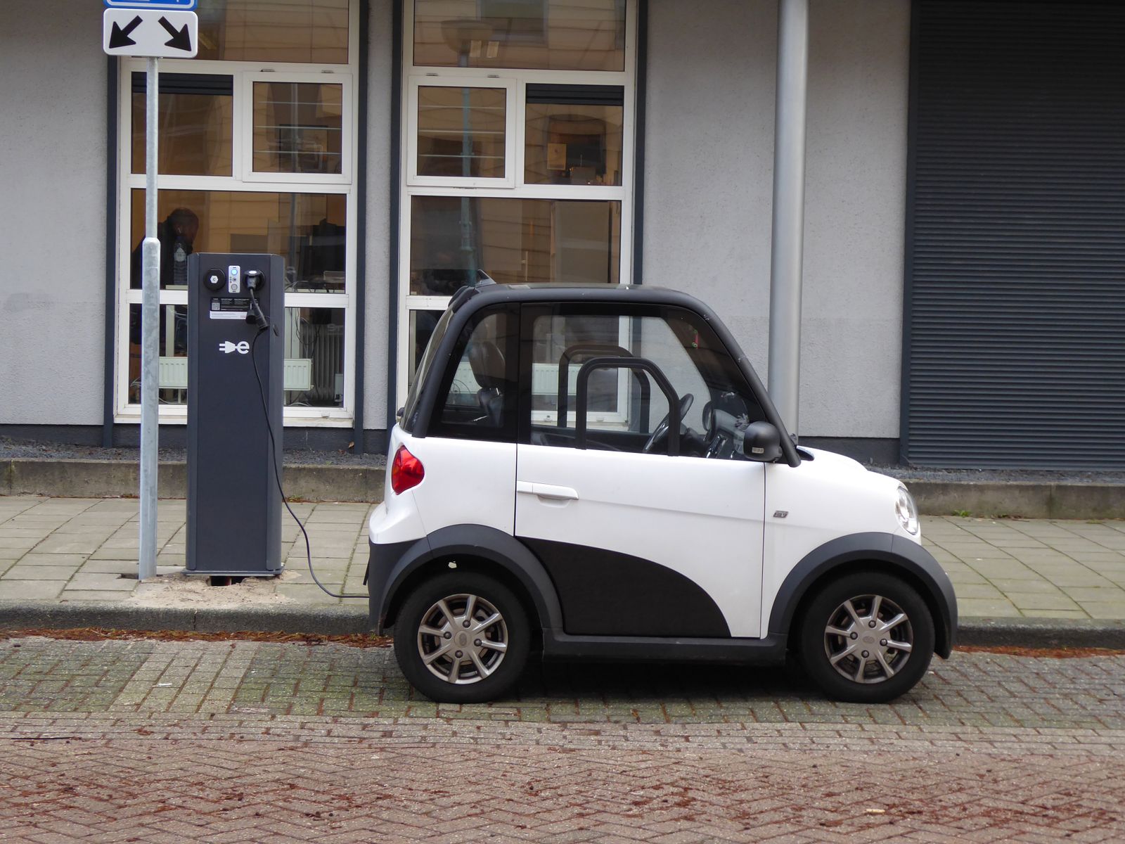Citadine électrique en recharge sur une borne urbaine