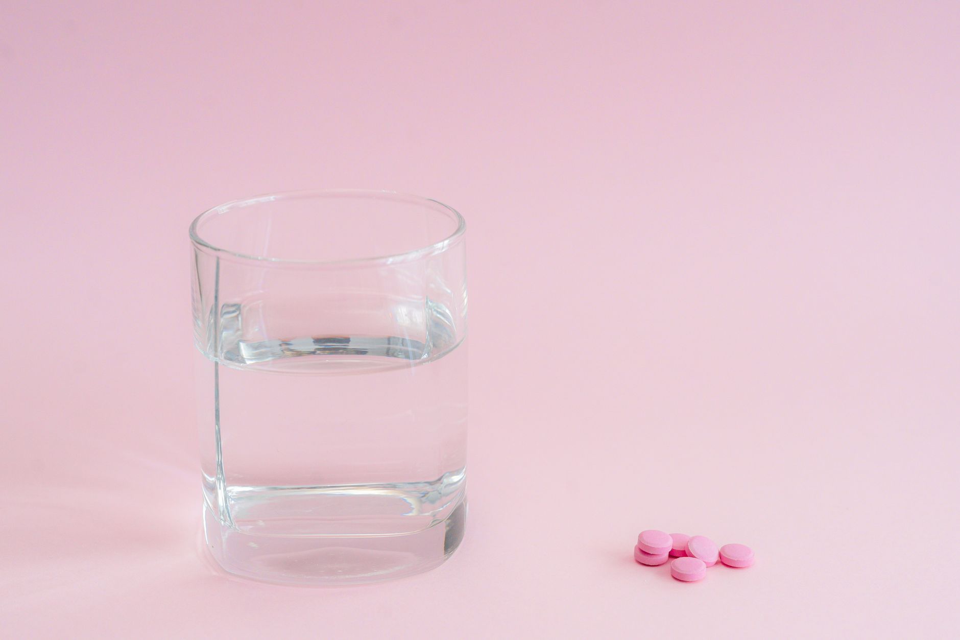 Comprimés et verre d