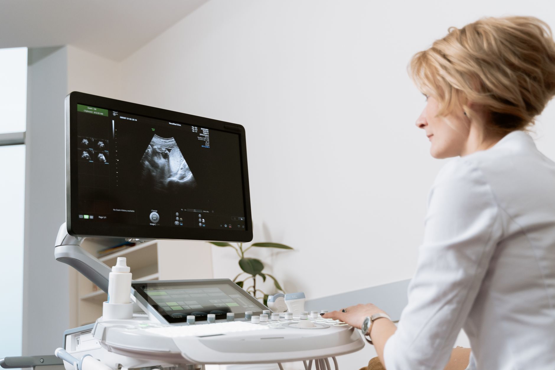 Consultation médicale entre une femme et son médecin