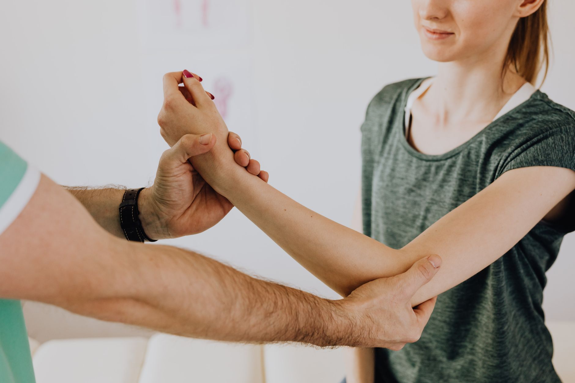 Professionnel de santé examinant l'articulation du bras d'une patiente