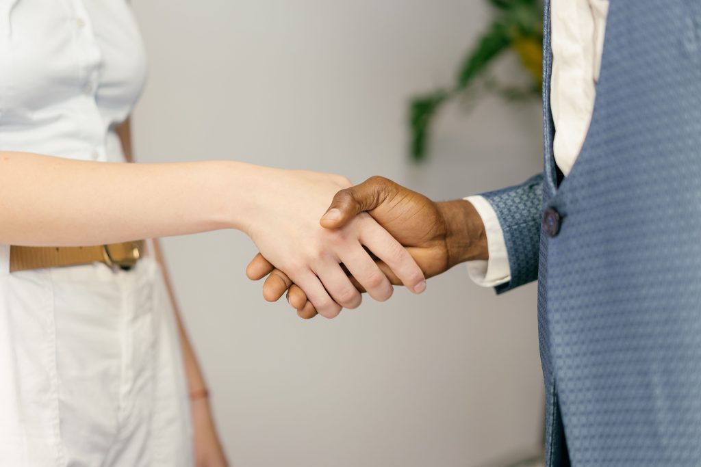 Close-up of a professional handshake symbolizing agreement and partnership in business. Gros plan d'une poignée de main professionnelle symbolisant l'accord et le partenariat dans les affaires.