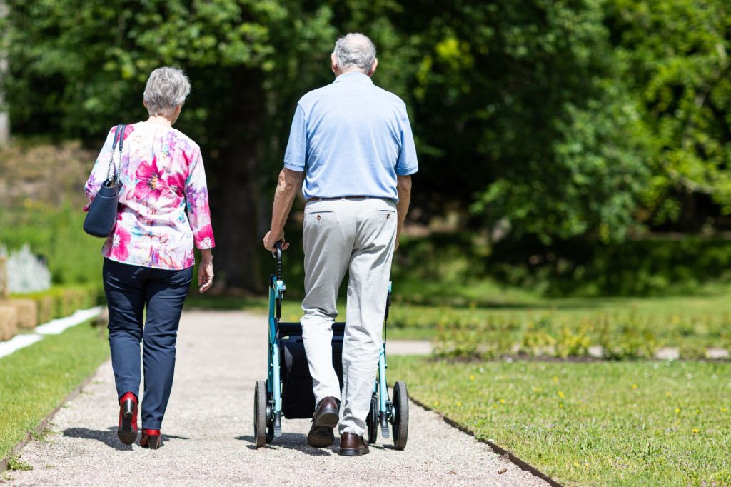 Couple senior qui marche dans un parc