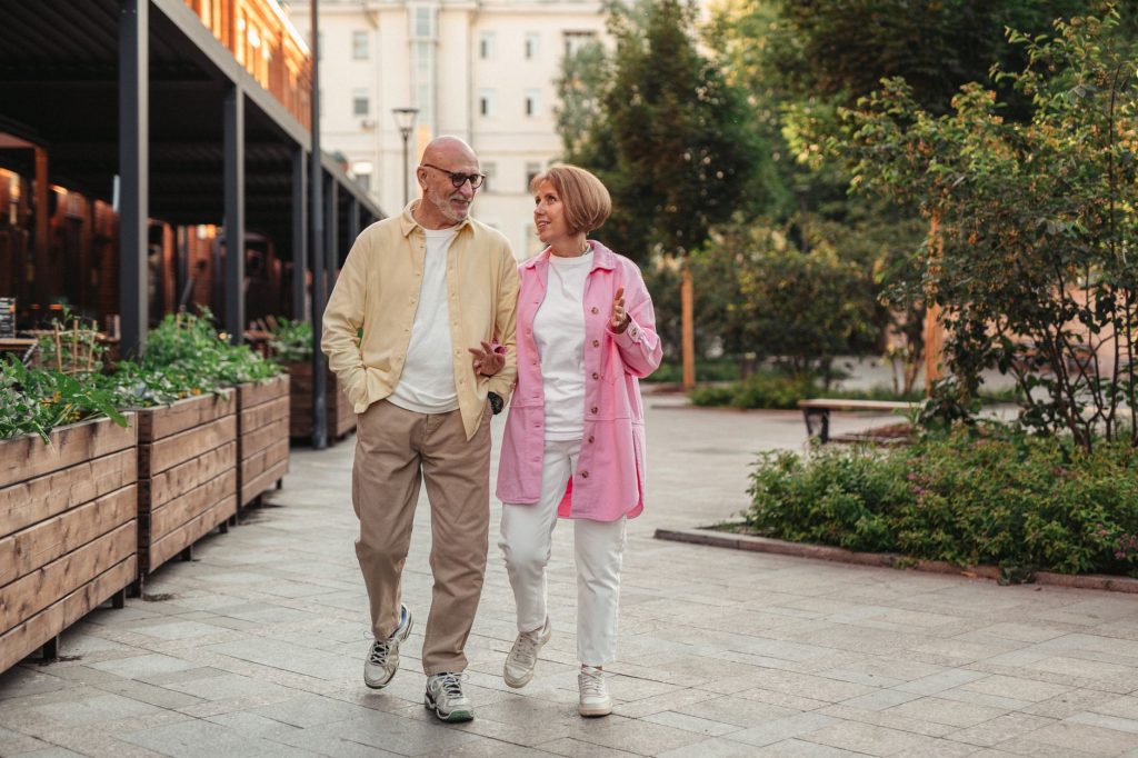 Couple senior qui marche en ville