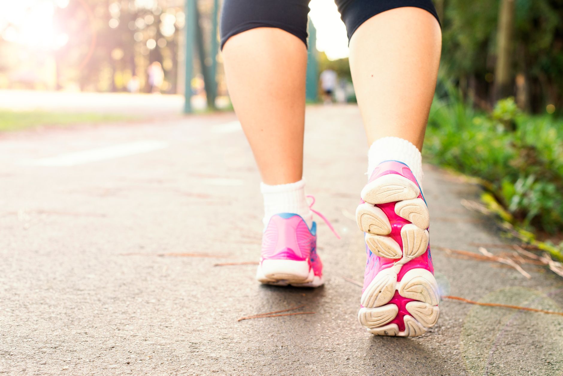 Coureuse en extérieur, jambes actives