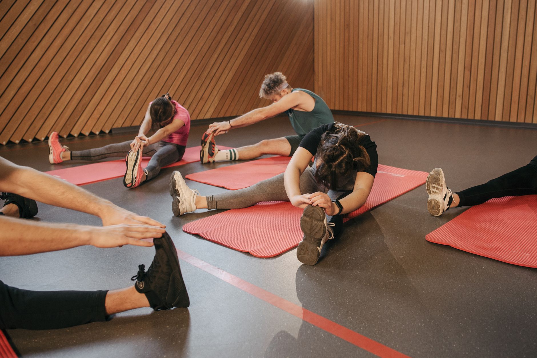 Personnes qui s&rsquo;étirent après une séance de sport