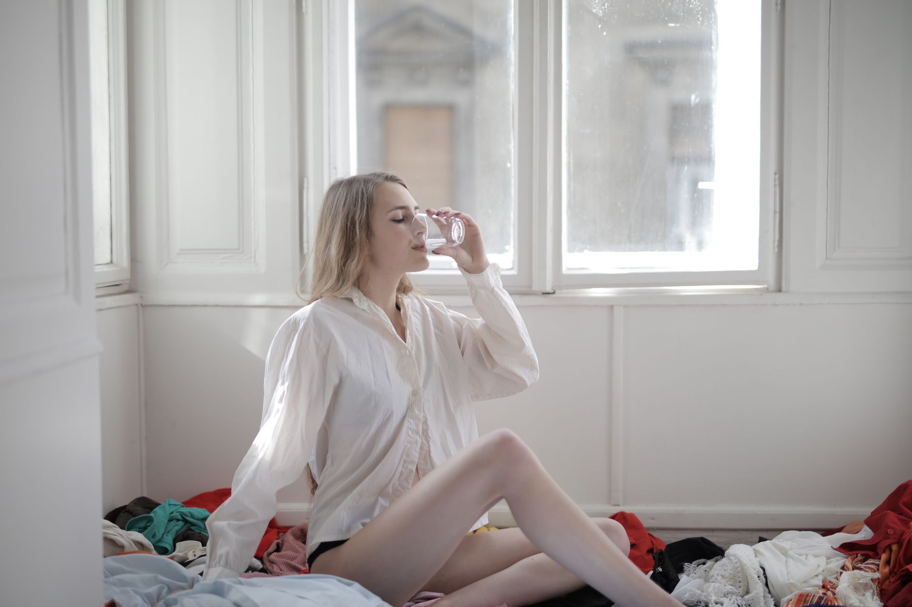 Femme buvant de l’eau pendant sa fenêtre de jeûne