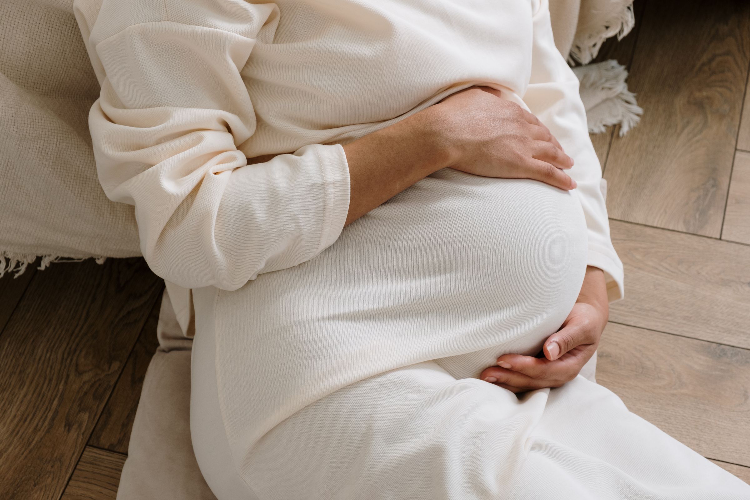 Femme enceinte sereine en attente de l accouchement