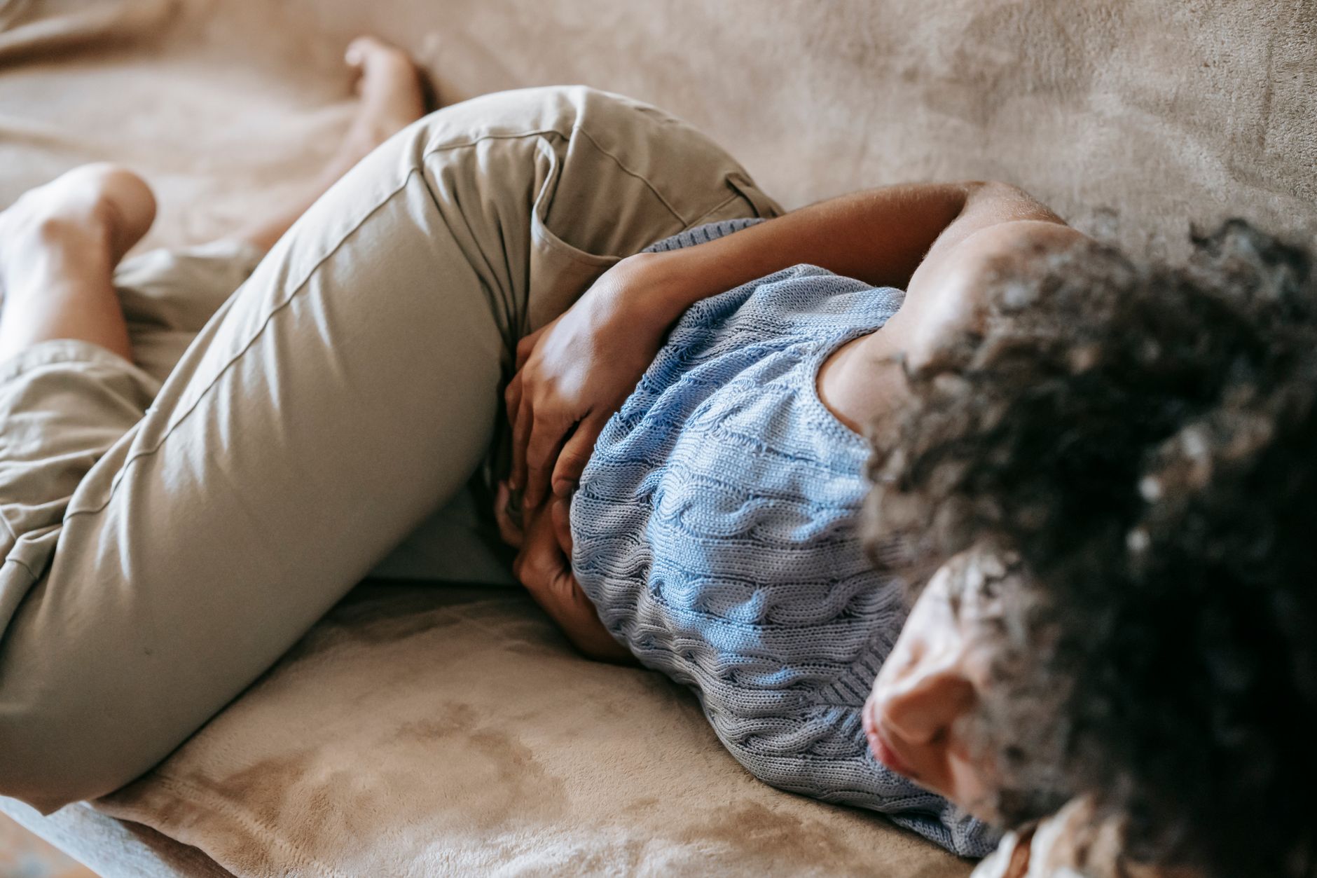 Femme posant la main sur son bas-ventre