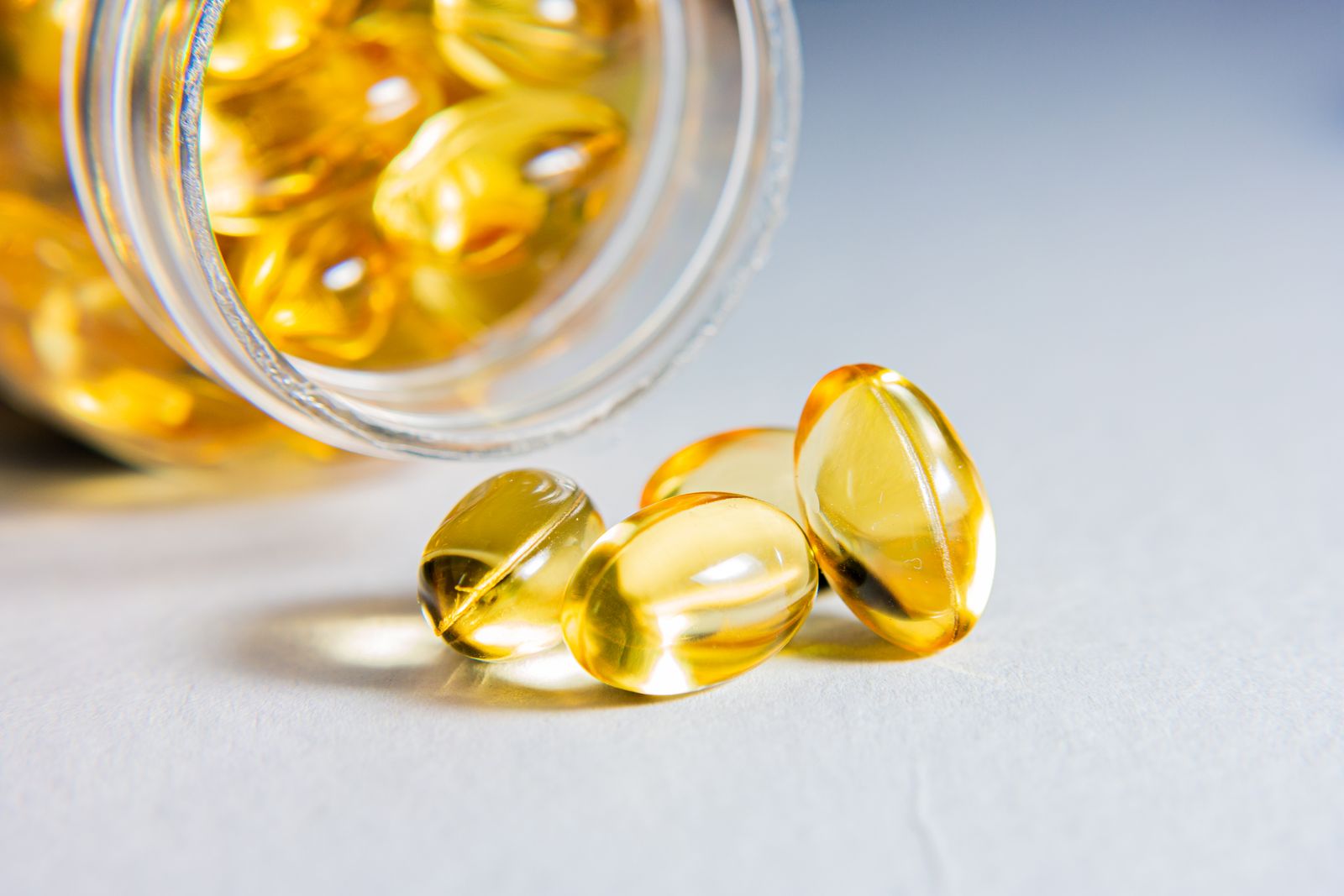 Gélules végétales de micronutrition sorties de leur flacon en verre