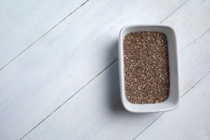 Graines de chia dans un bol blanc