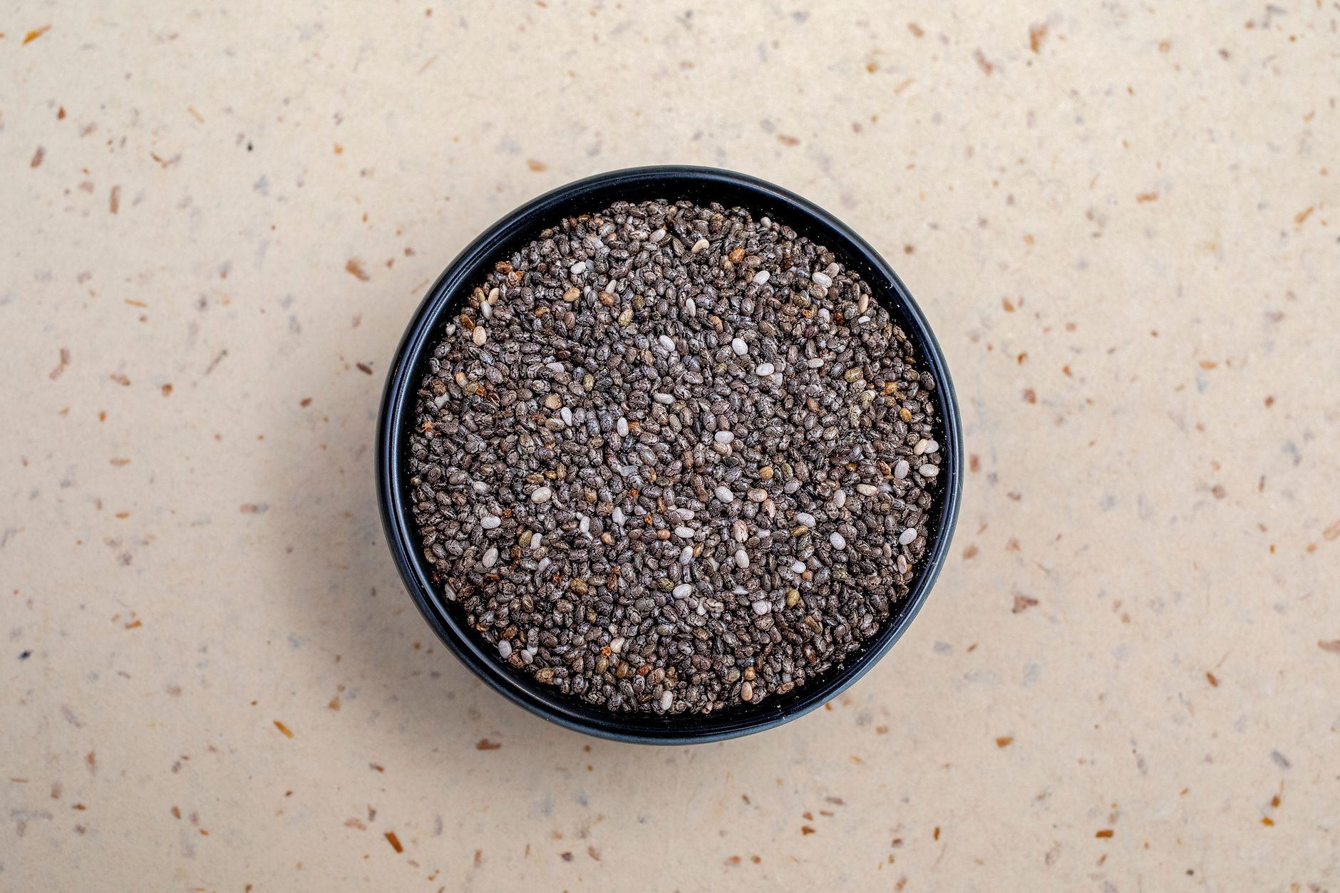 Graines de chia dans un bol sombre