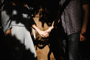 Couple qui se tient la main avec tendresse