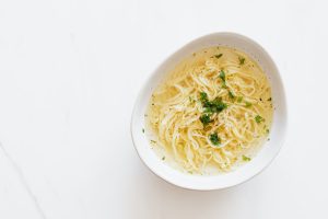 Bol de bouillon avec nouilles et persil