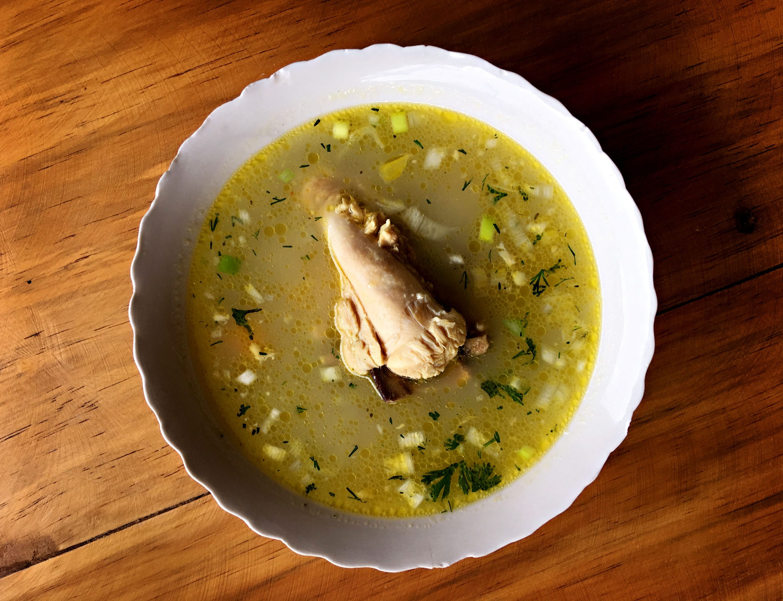 Bouillon de poulet avec légumes dans un bol