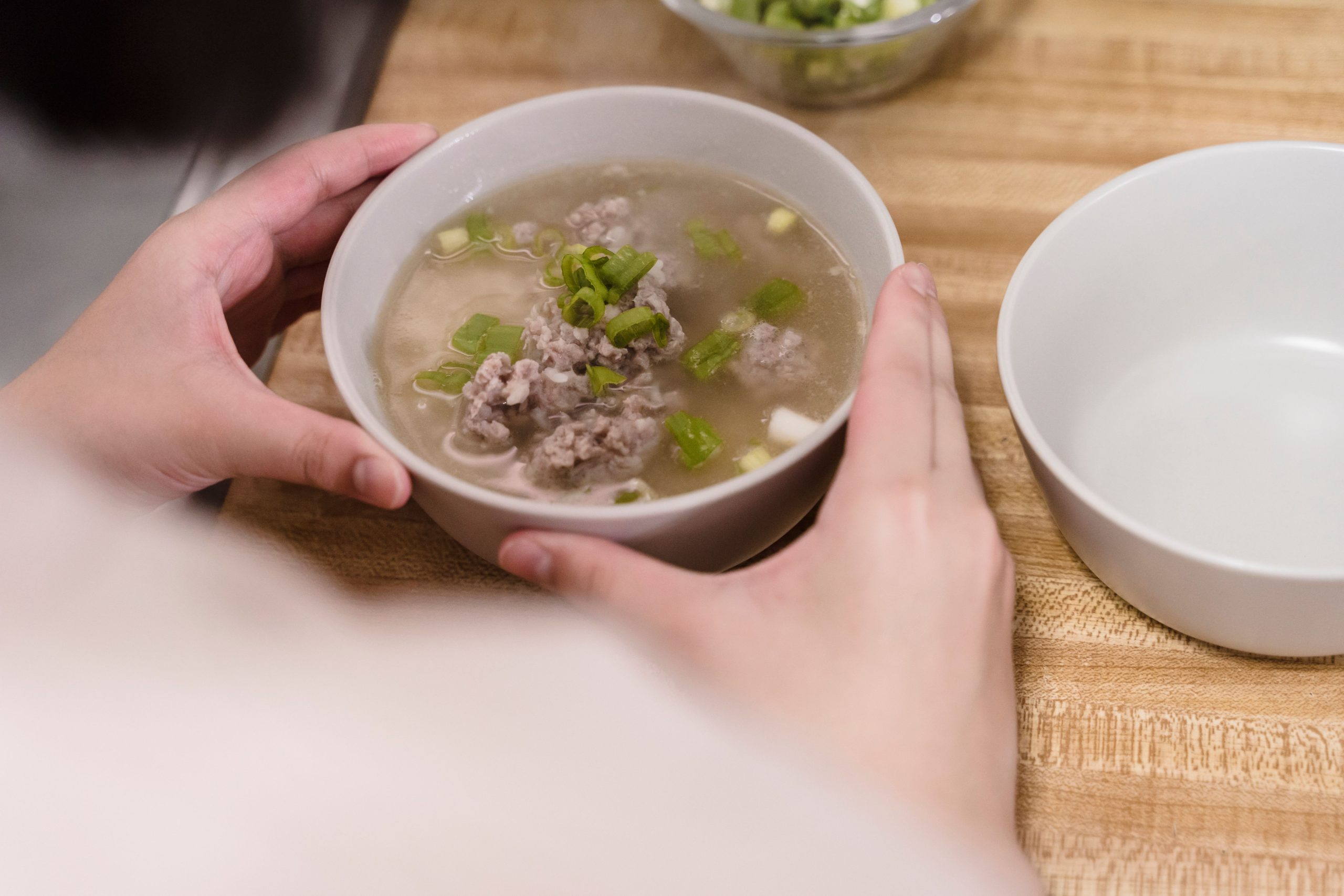 Bol de soupe avec oignons verts