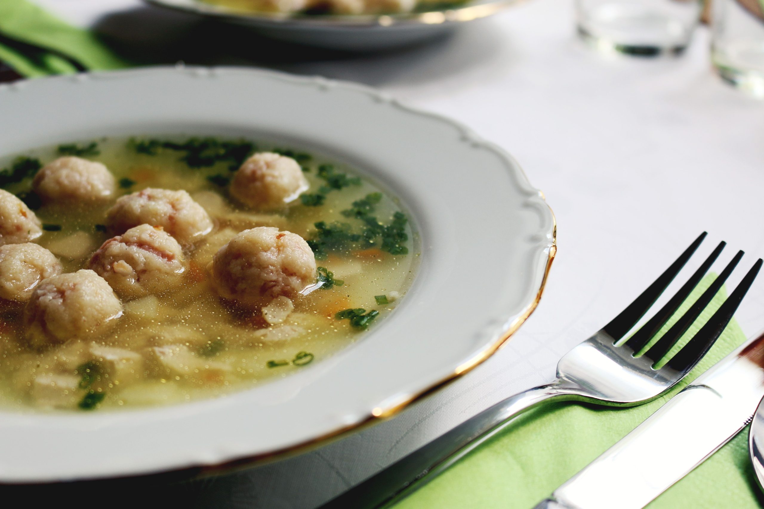 Soupe de raviolis garnie d herbes fraîches