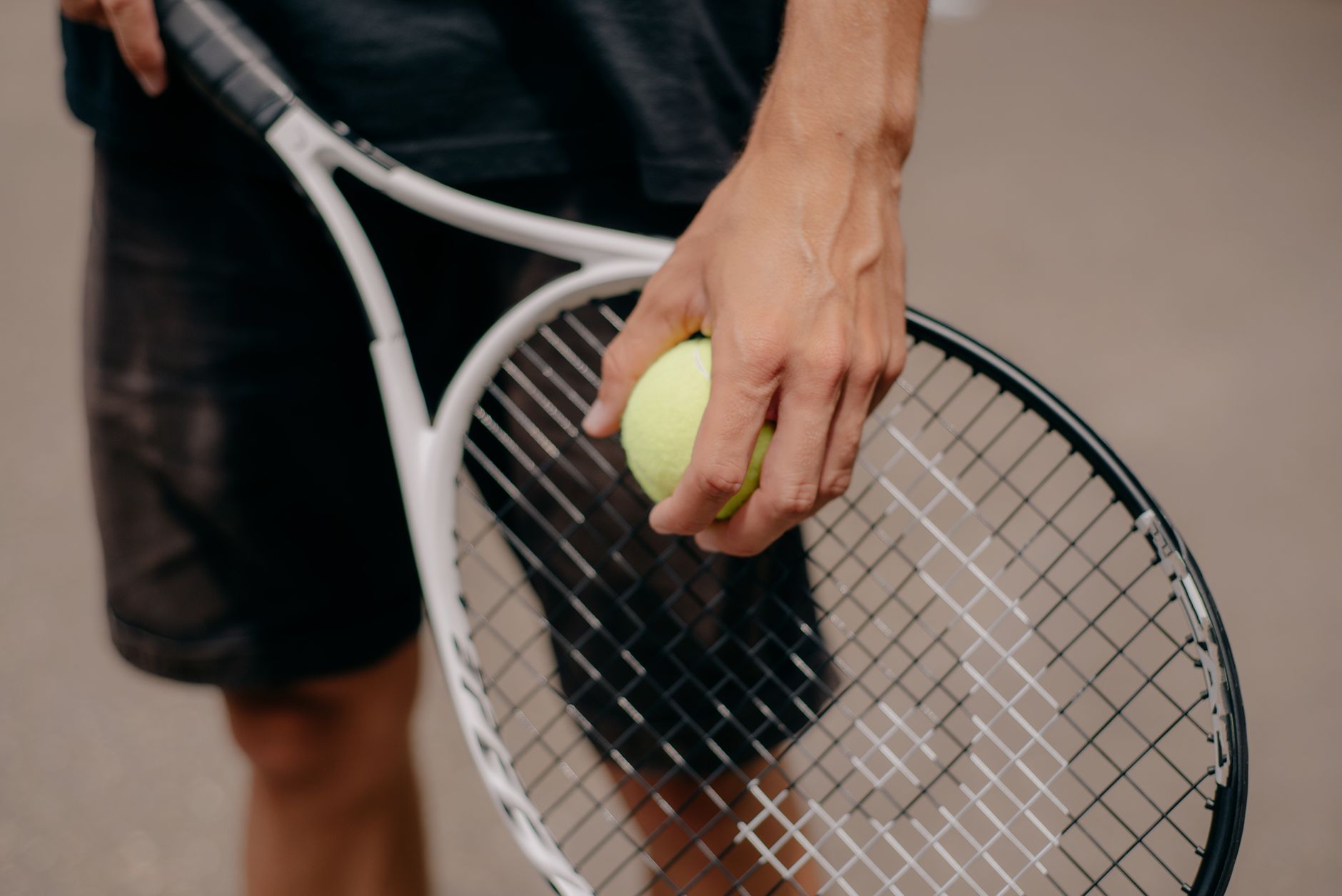 Joueur de tennis tenant sa raquette avant un service