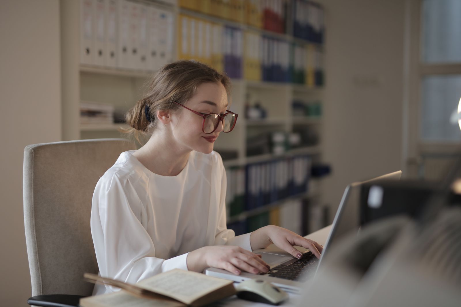 Femme concentrée devant son ordinateur au bureau