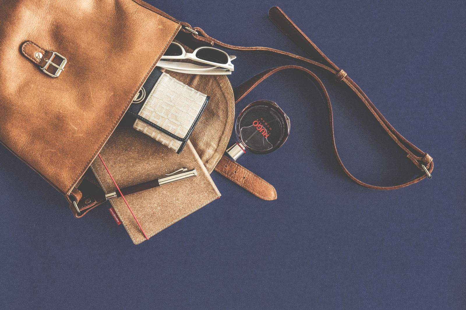 Sac à main et accessoires posés à plat sur une table