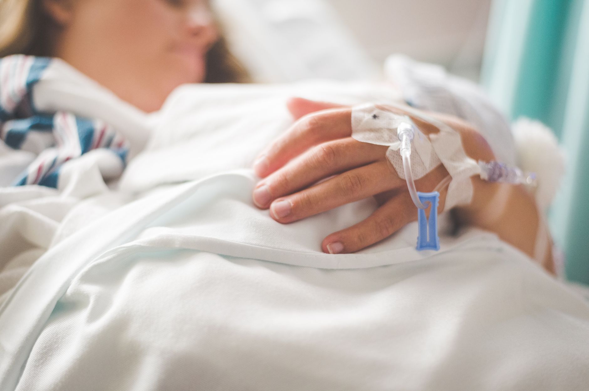 Main de patient avec perfusion, prise de sang