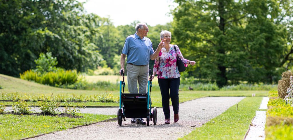 Couple senior qui marche avec un déambulateur