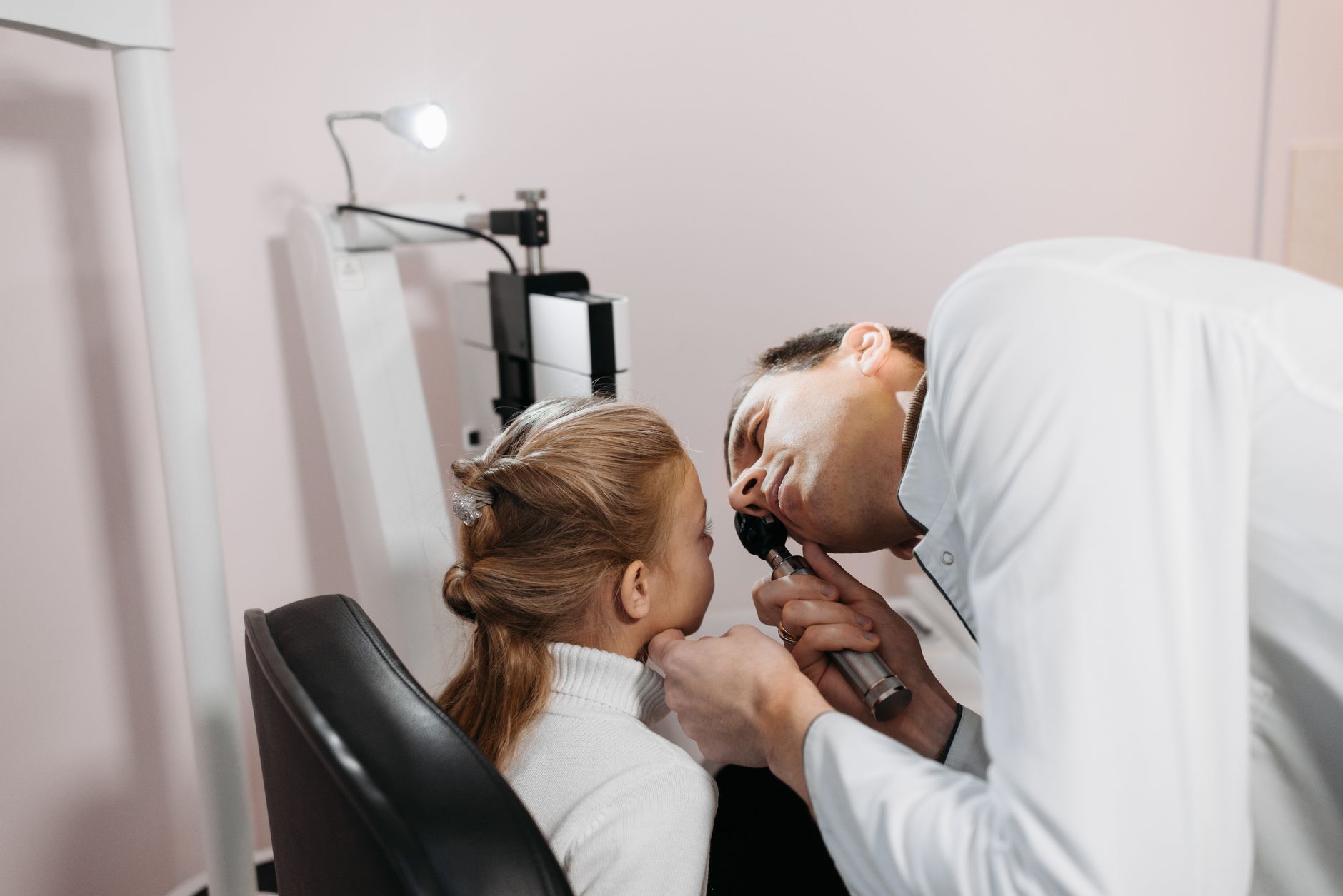 Médecin examinant une oreille avec un otoscope