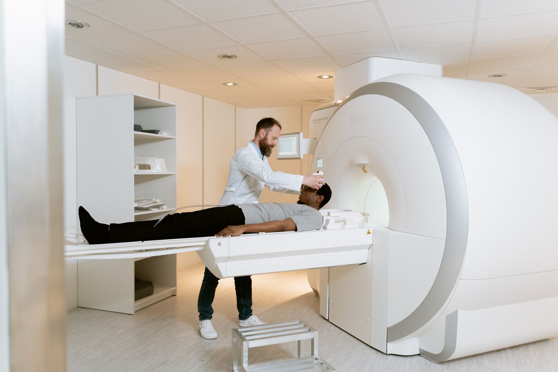 Technicien préparant un patient pour un examen d’imagerie