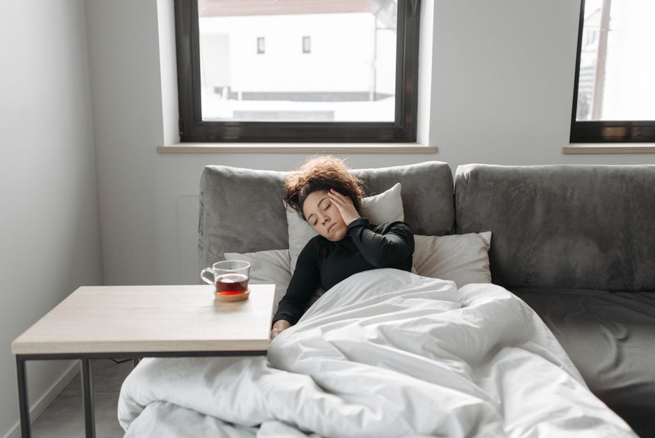 Personne au repos à la maison, toux persistante