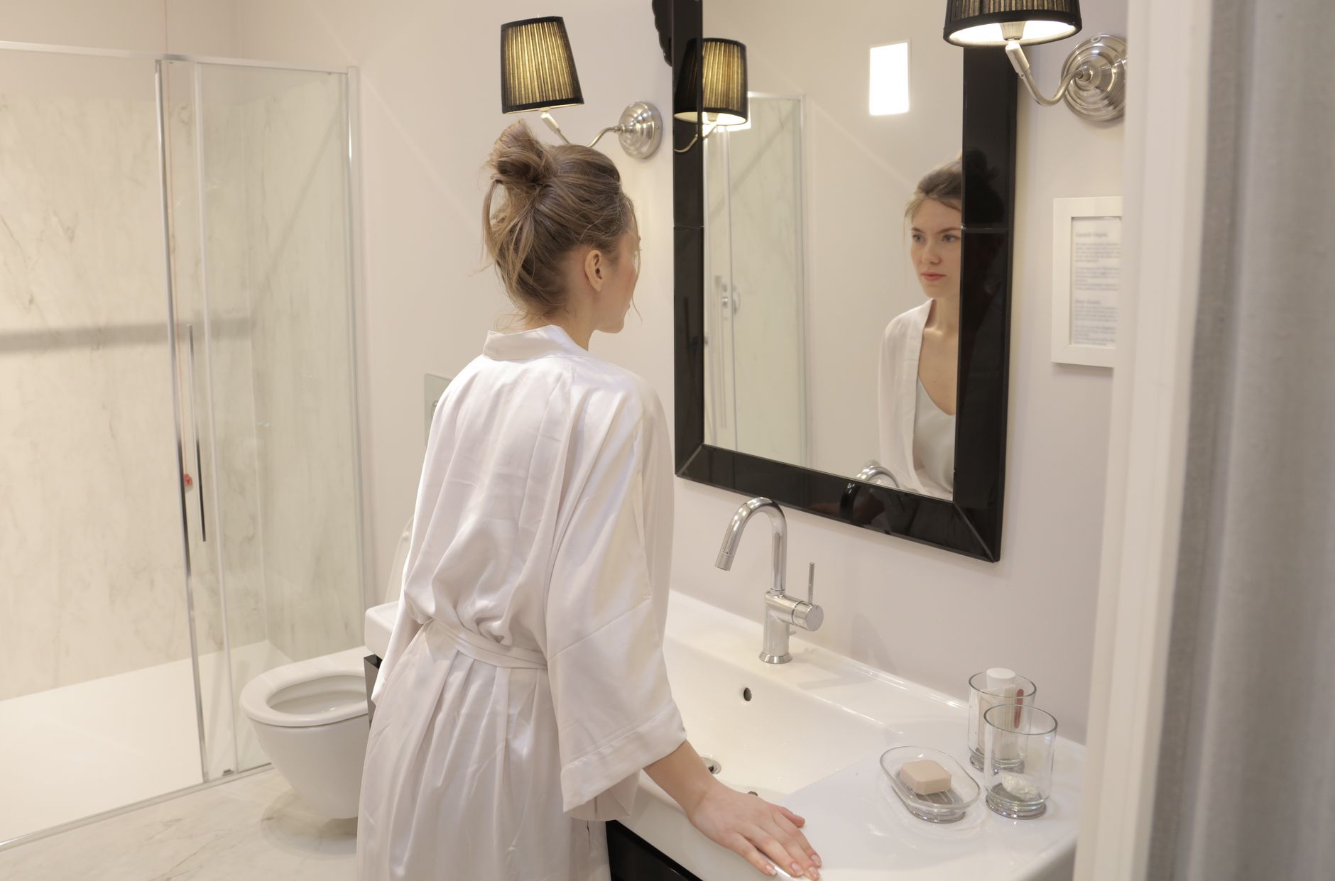 Salle de bain avec toilettes et lavabo