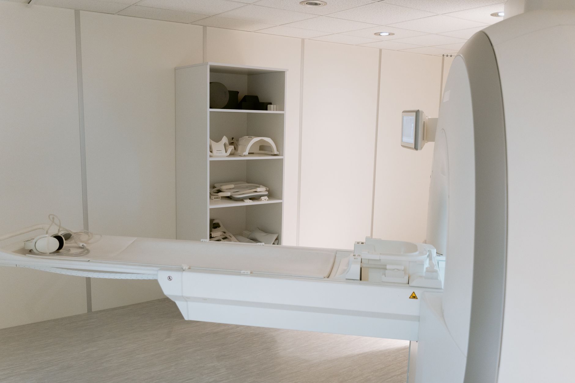 Salle de scanner médical avec anneau et table d’examen