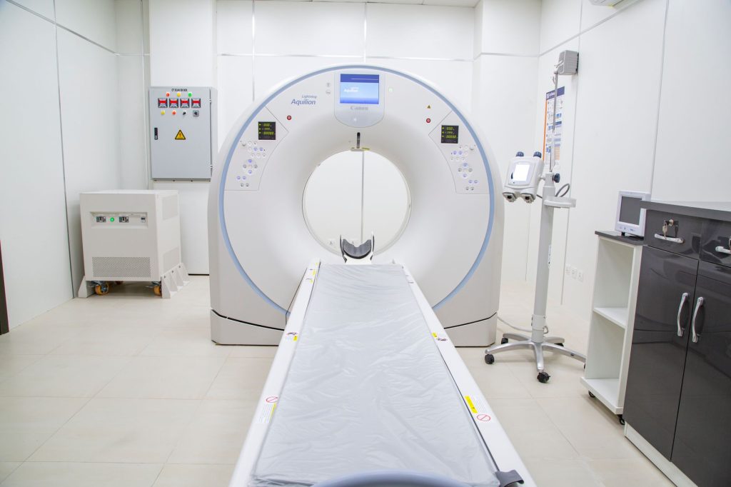 Salle de scanner médical avec anneau d'imagerie