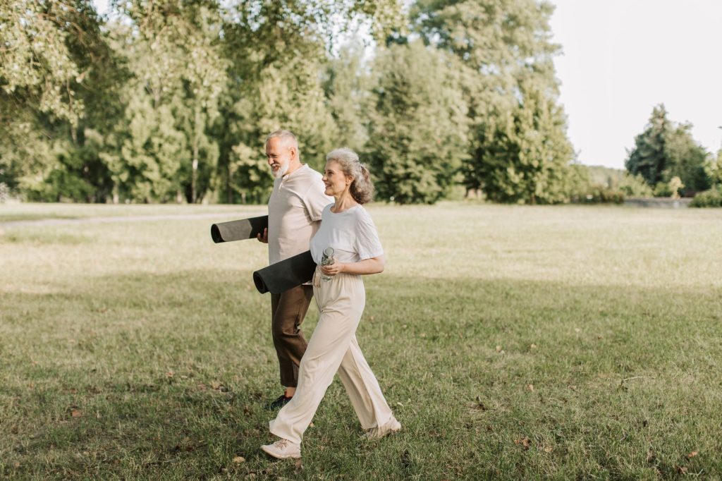 Couple senior qui marche en plein air