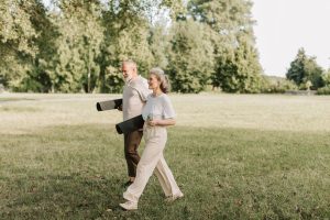 Couple senior qui marche en plein air