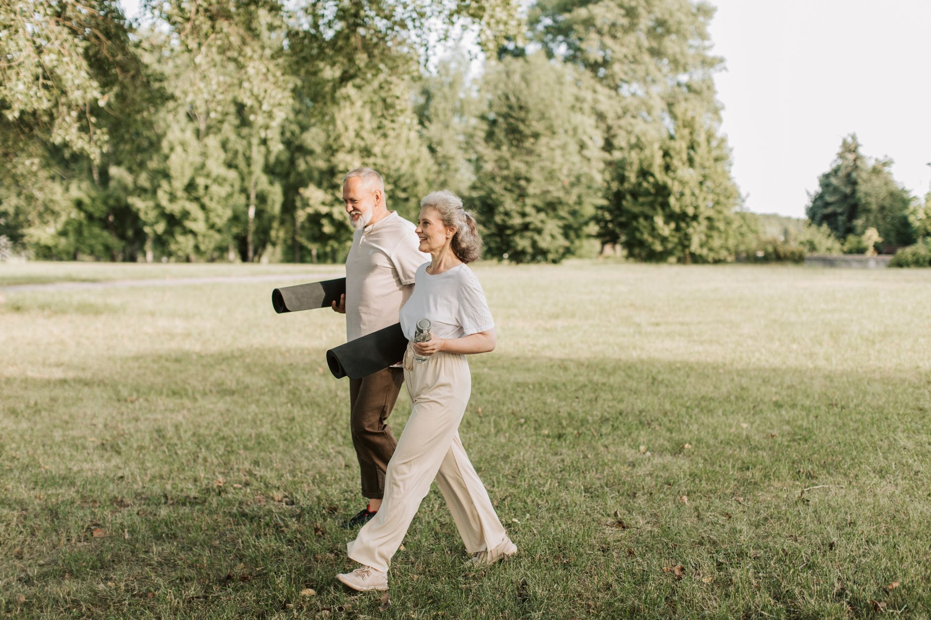 Couple senior qui marche en plein air