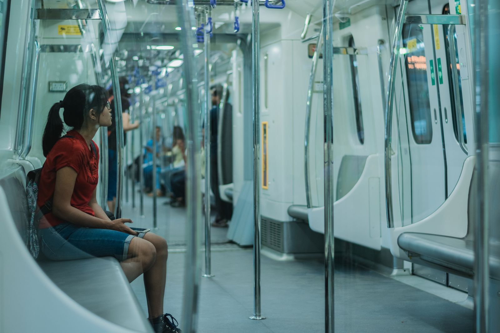 Jeune femme dans les transports en commun