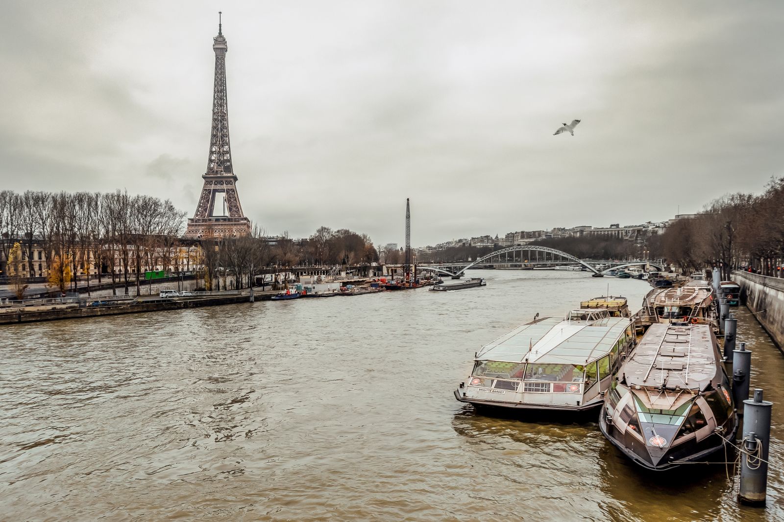 Bords de Seine et Tour Eiffel, quai Jacques Chirac à Paris