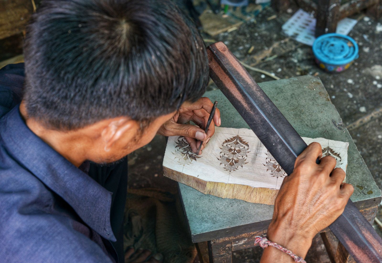Artisan sculptant un tampon de bois pour l impression textile à Jaipur