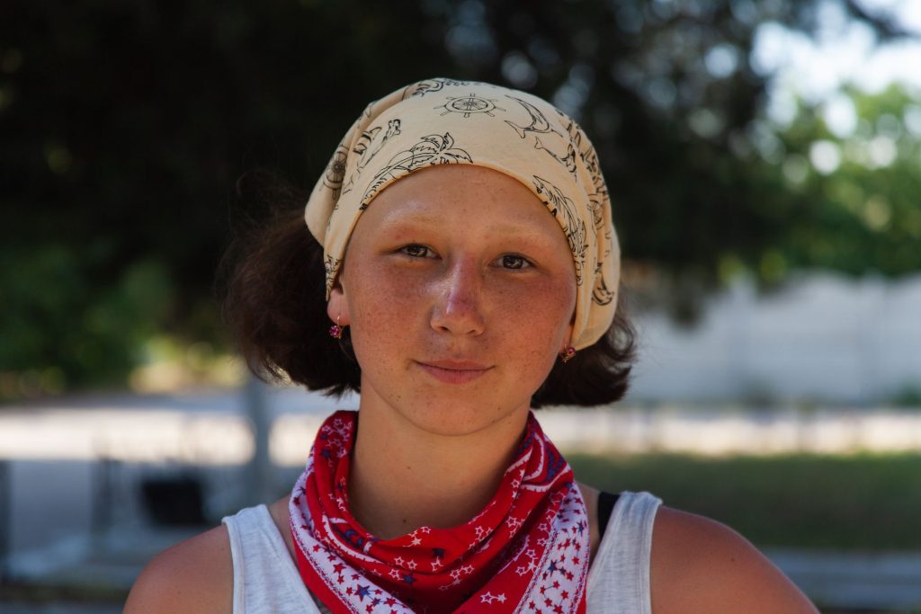 Jeune femme avec un bandana noué dans les cheveux